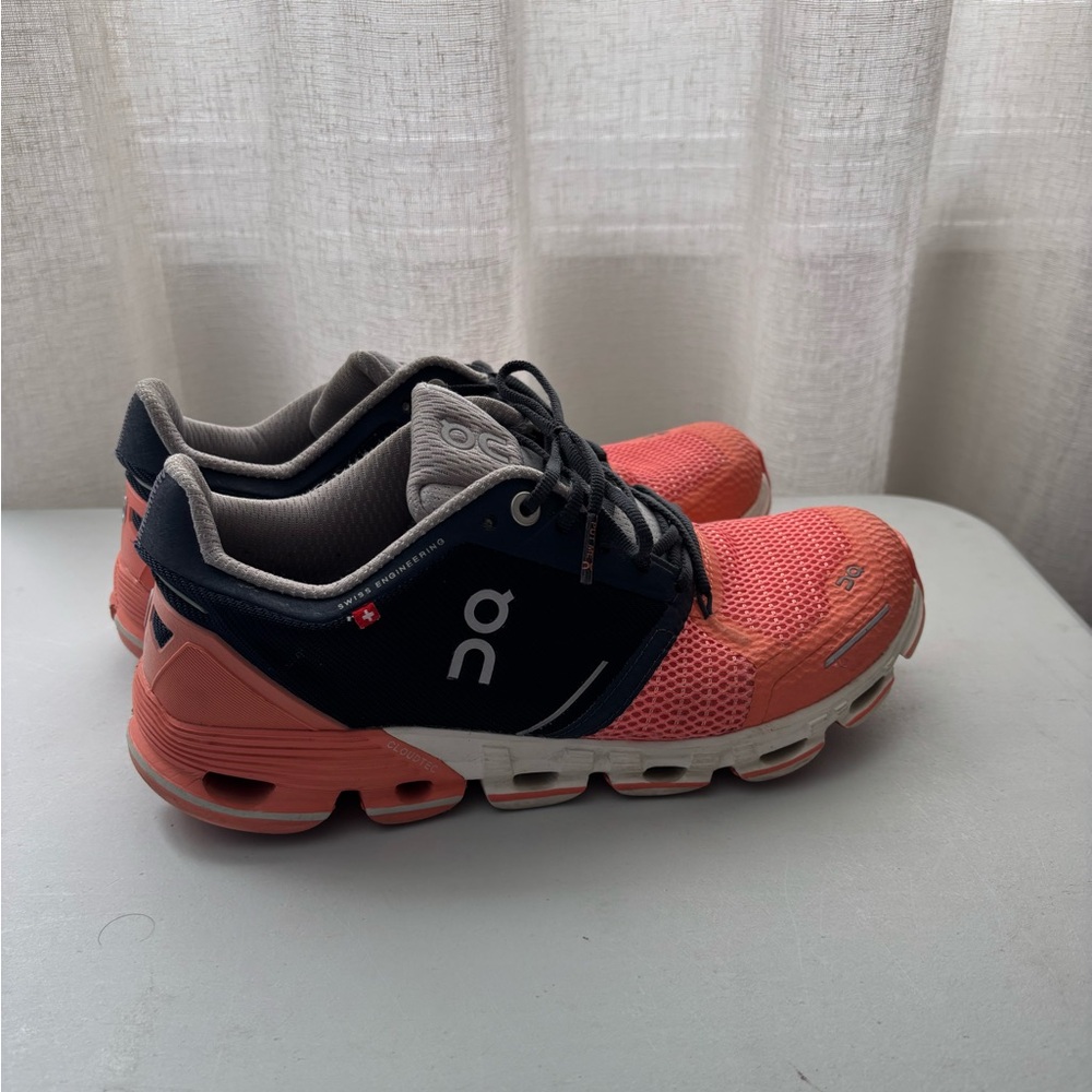 On cloudflyer women’s size 7.5